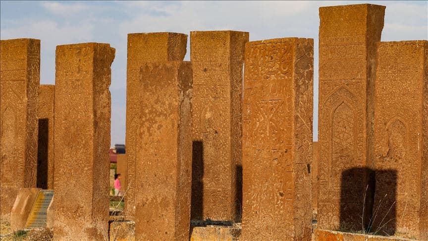 Ahlat taşı mezar taşı ve atölye işçiliği, Bitlis Ahlat